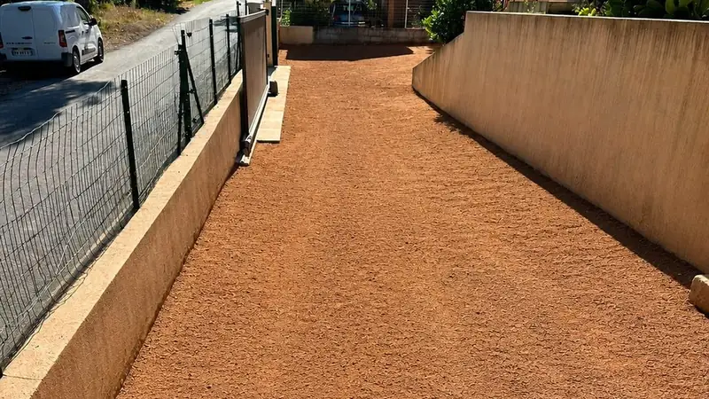 Chemin d'accès empierré et compacté desservant une villa sur un terrain en pente du Var