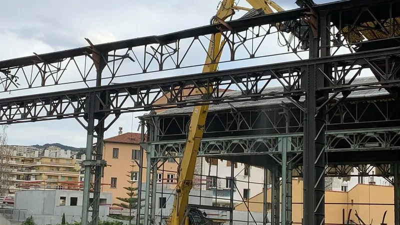 Pelle de démolition démontant une structure sur un chantier varois, tri des matériaux en cours