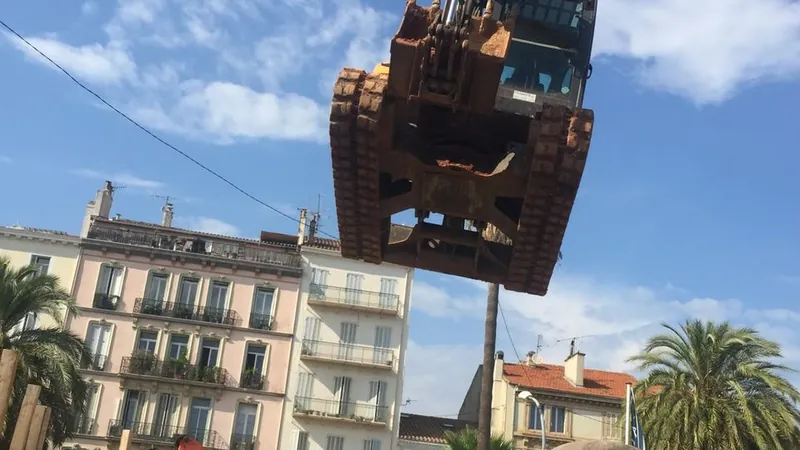 Mini-pelle avec conducteur intervenant sur un chantier de particulier dans le Var