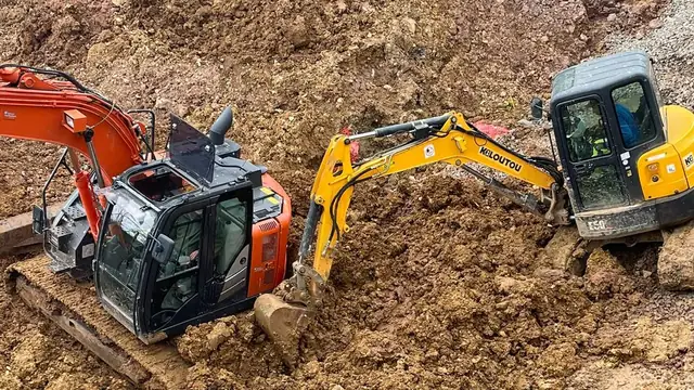 Tranchée VRD ouverte avec fourreaux et grillage avertisseur avant remblaiement, chantier de viabilisation dans le Var