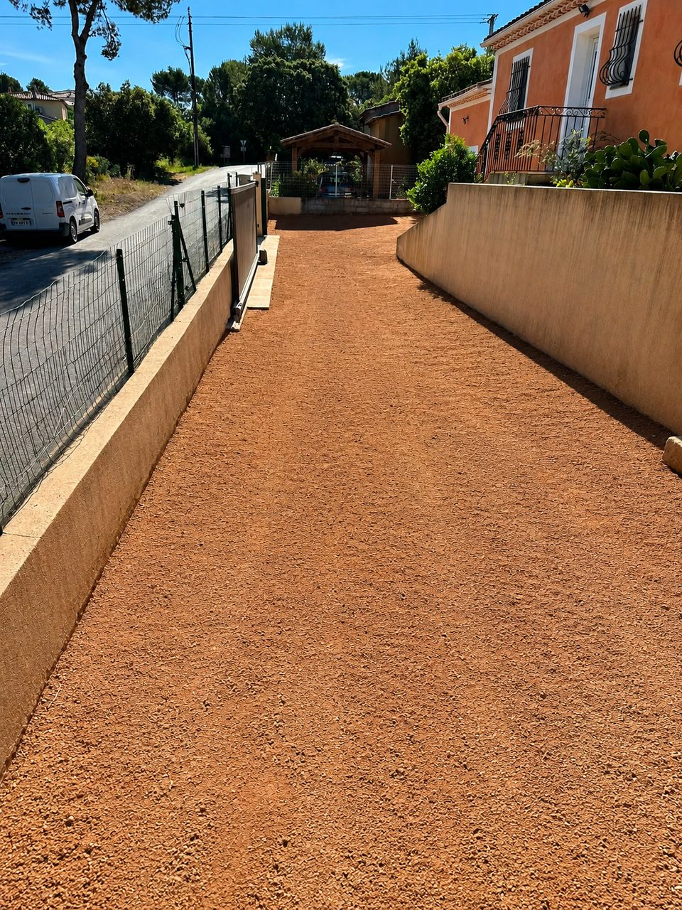 Chemin d'accès empierré et compacté sur un terrain en pente du Var